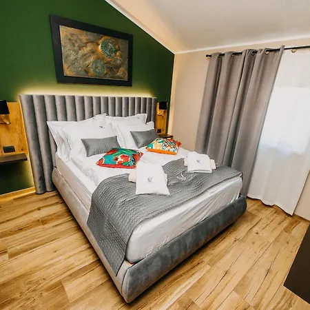 Sunset Pool & Homestay Zgornje Skofije
