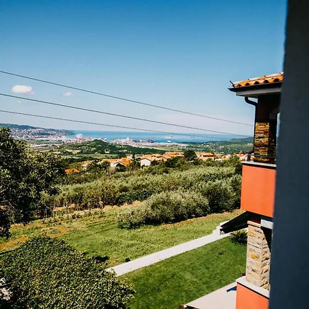 Sunset Pool & Homestay Zgornje Skofije