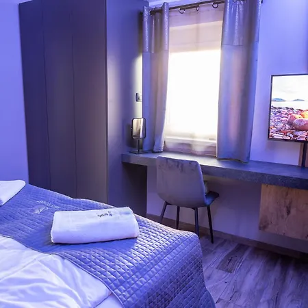 Sunset Pool & Homestay Zgornje Skofije